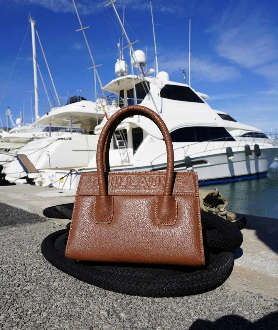 Guillaume Bags handgemaakte luxe tas – originele art bag Handmade luxury bag van Guillaume – limited edition Zeldzame handgemaakte tas – investeren in exclusieve mode Originele luxe tas uit Italië – art collection Extremely rare art bag – limited edition Guillaume Must-have designer tas – handgemaakt en uniek Limited edition tas – exclusieve art bag collectie Luxe handgemaakte tassen collectie – Guillaume Bags Zeldzame crocodile tas – gecertificeerd leder Ferrari art bag – unieke kunsttas Ferrari geïnspireerde tas – luxe art collectie Gecertificeerd leder – handgemaakte luxe tas Art bag van kunstenaar Guillaume – original collection Original limited edition art bag – handmade in Italy Handgemaakte tas Italië & Nederland – exclusieve collectie Contemporary artist art bag – unieke modekunst Kunstcollectie handgemaakte tassen – Guillaume Exclusieve art & fashion tas – limited edition Wereldrecord en wereldkampioen kunstenaar – Guillaume Bags Online shop luxe tassen – Guillaume Bags Mode tas met kunst – unieke merchandising Designer tas handgemaakt – originele kunsttas Sleutelhanger van gecertificeerd leder – art merchandise Luxe portemonnee handgemaakt – limited edition Mini tas handgemaakt – exclusieve art bag Grote handgemaakte tas – luxe schoudertas Schoudertas van gecertificeerd leder – art collectie Crocodile leather art bag – extremely rare Original art bag – handgemaakt en uniek design Limited editions luxury bags – handmade art Fashion art bag – must have designer item